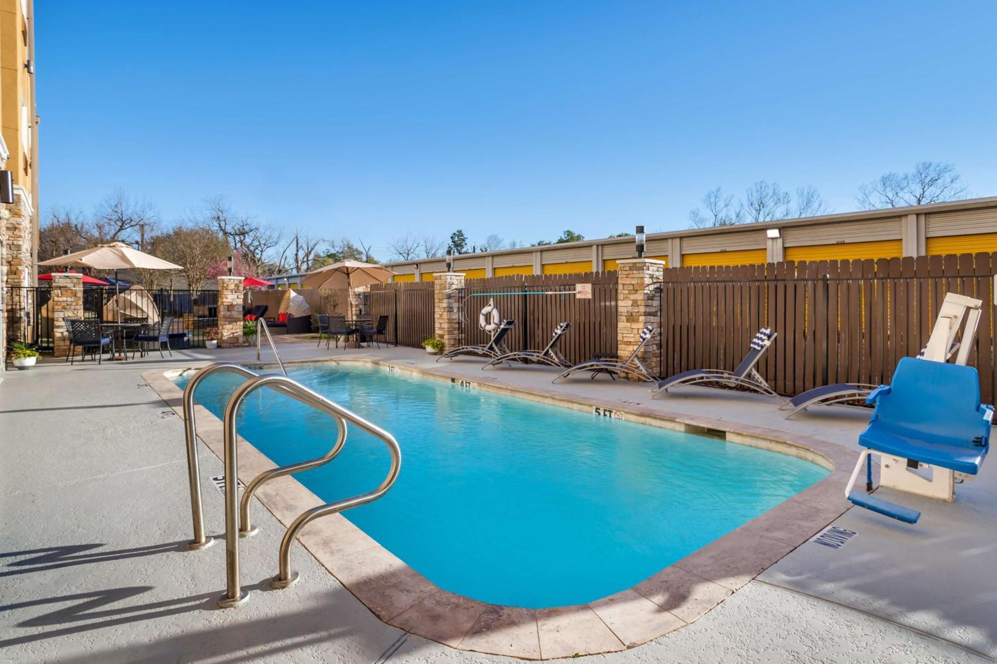 Best Western Plus Lake Jackson Inn & Suites Exterior photo